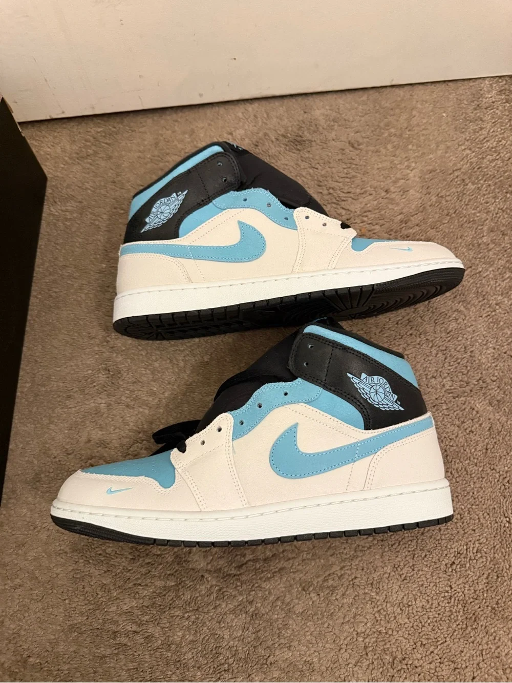 Jordan 1 Mid SE High-Top Sneakers in Light Blue, White & Black Mens Size 12